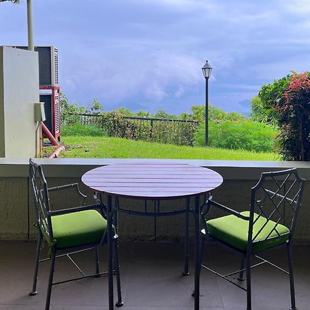 טגאיטאי Taal Vista Hotel מראה חיצוני תמונה A balcony in a condominium