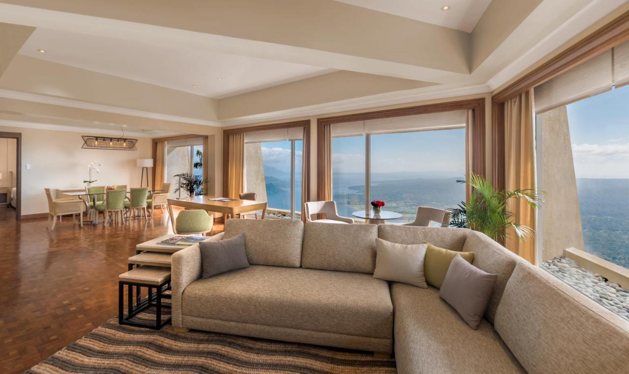 טגאיטאי Taal Vista Hotel מראה חיצוני תמונה A living room in a suite at the Four Seasons Hotel Istanbul