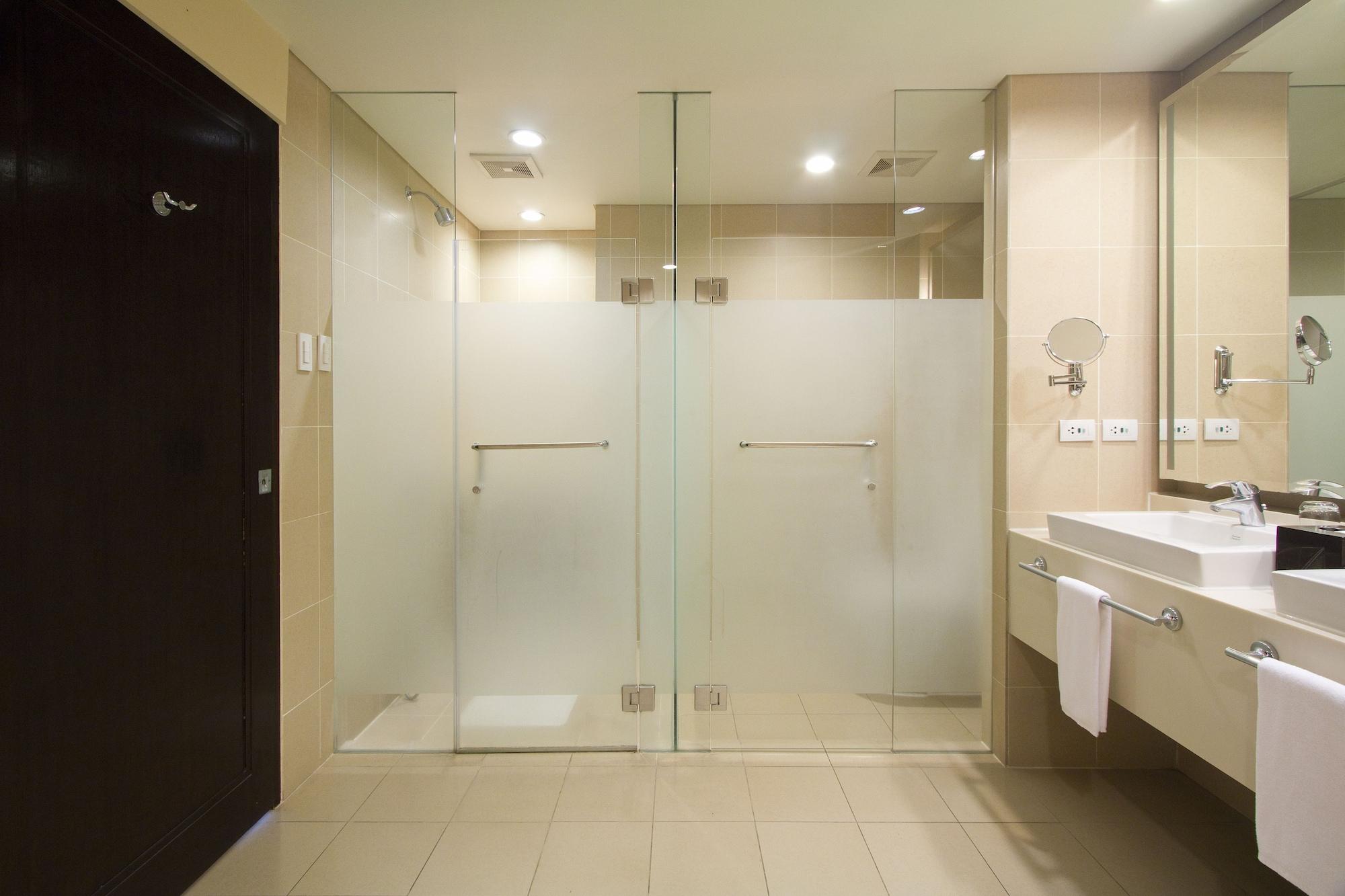 טגאיטאי Taal Vista Hotel מראה חיצוני תמונה A walk-in shower