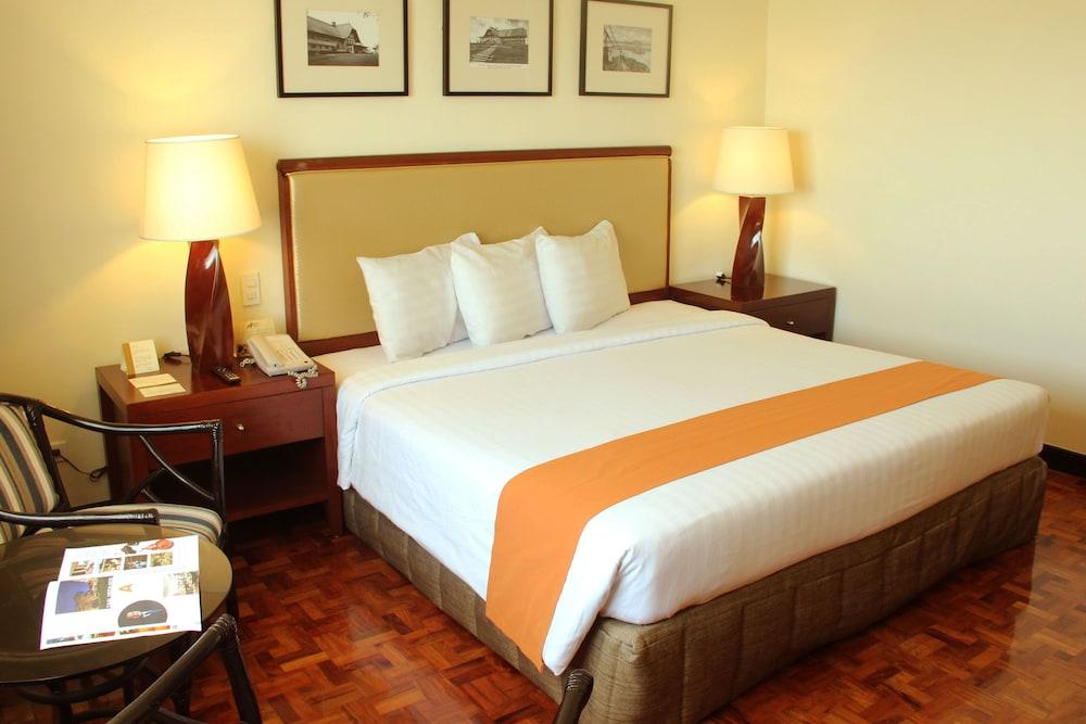 טגאיטאי Taal Vista Hotel מראה חיצוני תמונה A room at the hotel