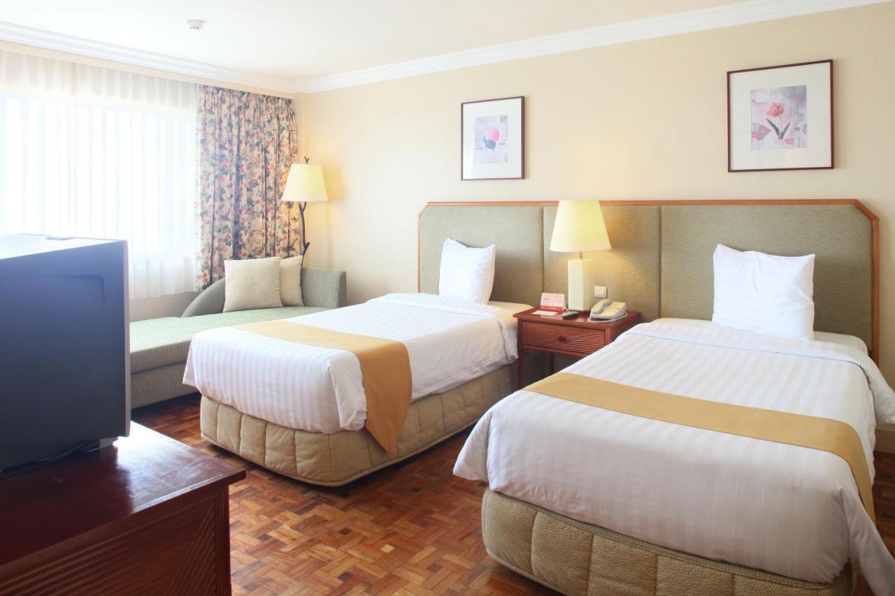 טגאיטאי Taal Vista Hotel מראה חיצוני תמונה A room at the hotel