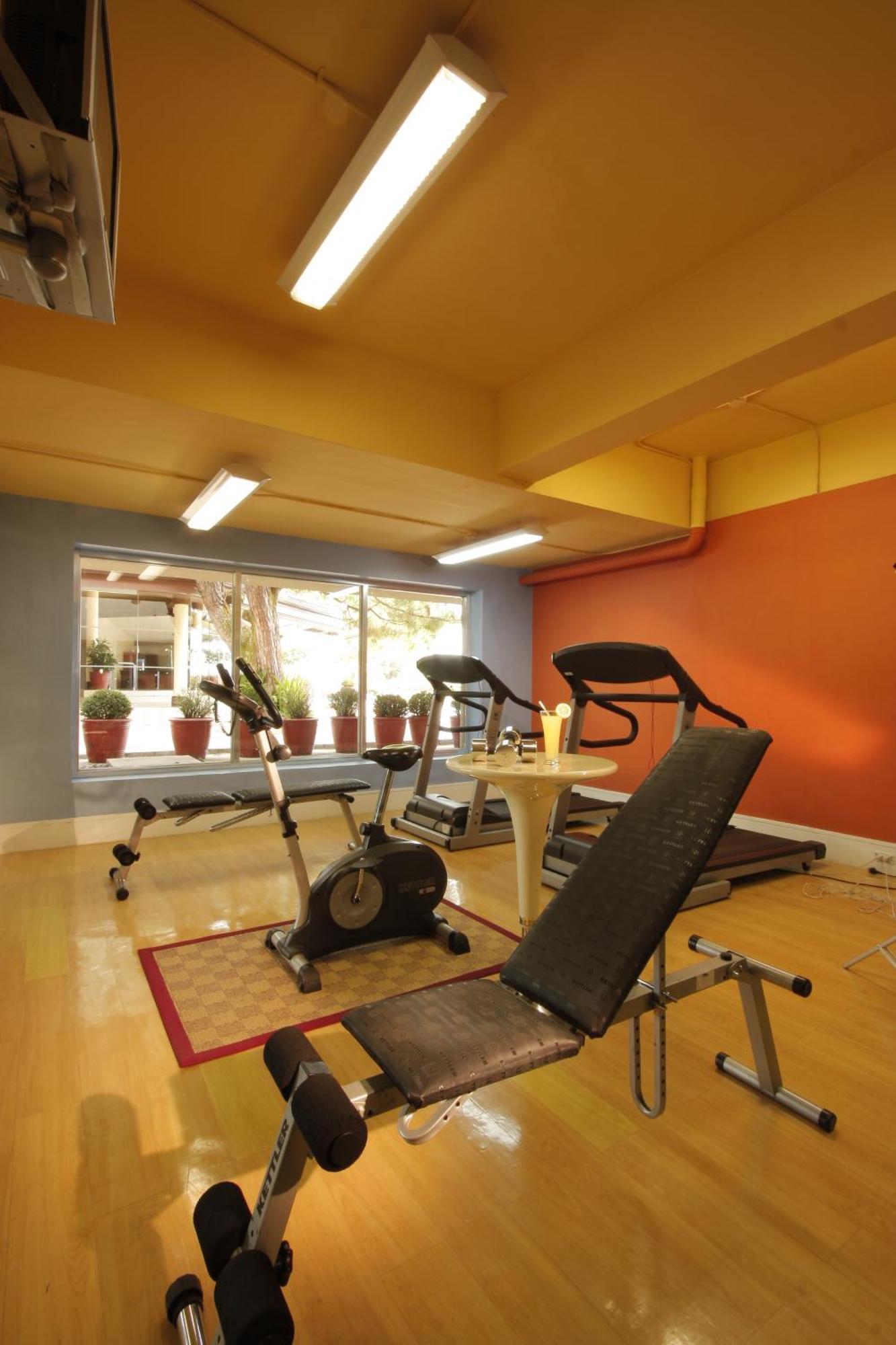 טגאיטאי Taal Vista Hotel מראה חיצוני תמונה The gym at the hotel