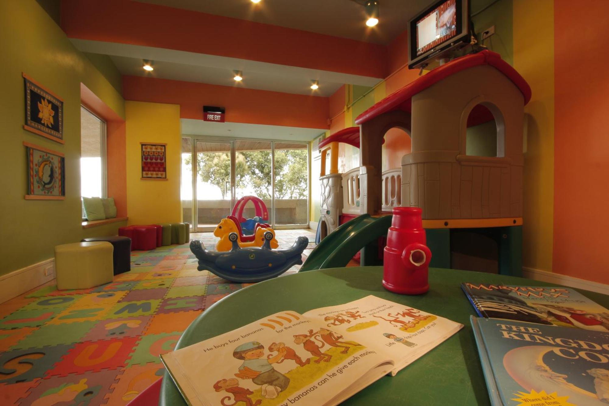 טגאיטאי Taal Vista Hotel מראה חיצוני תמונה A children's area at a hotel