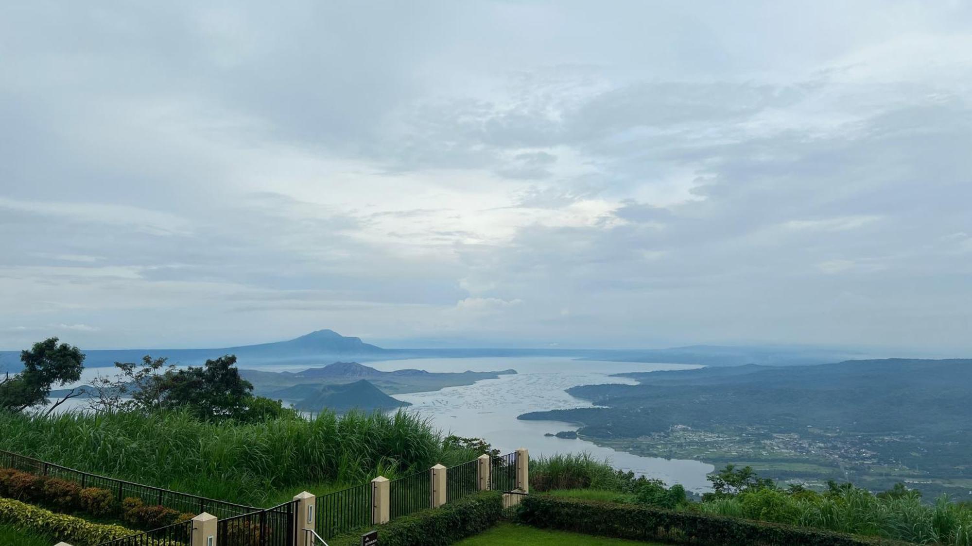 טגאיטאי Taal Vista Hotel מראה חיצוני תמונה View of the lake from the resort