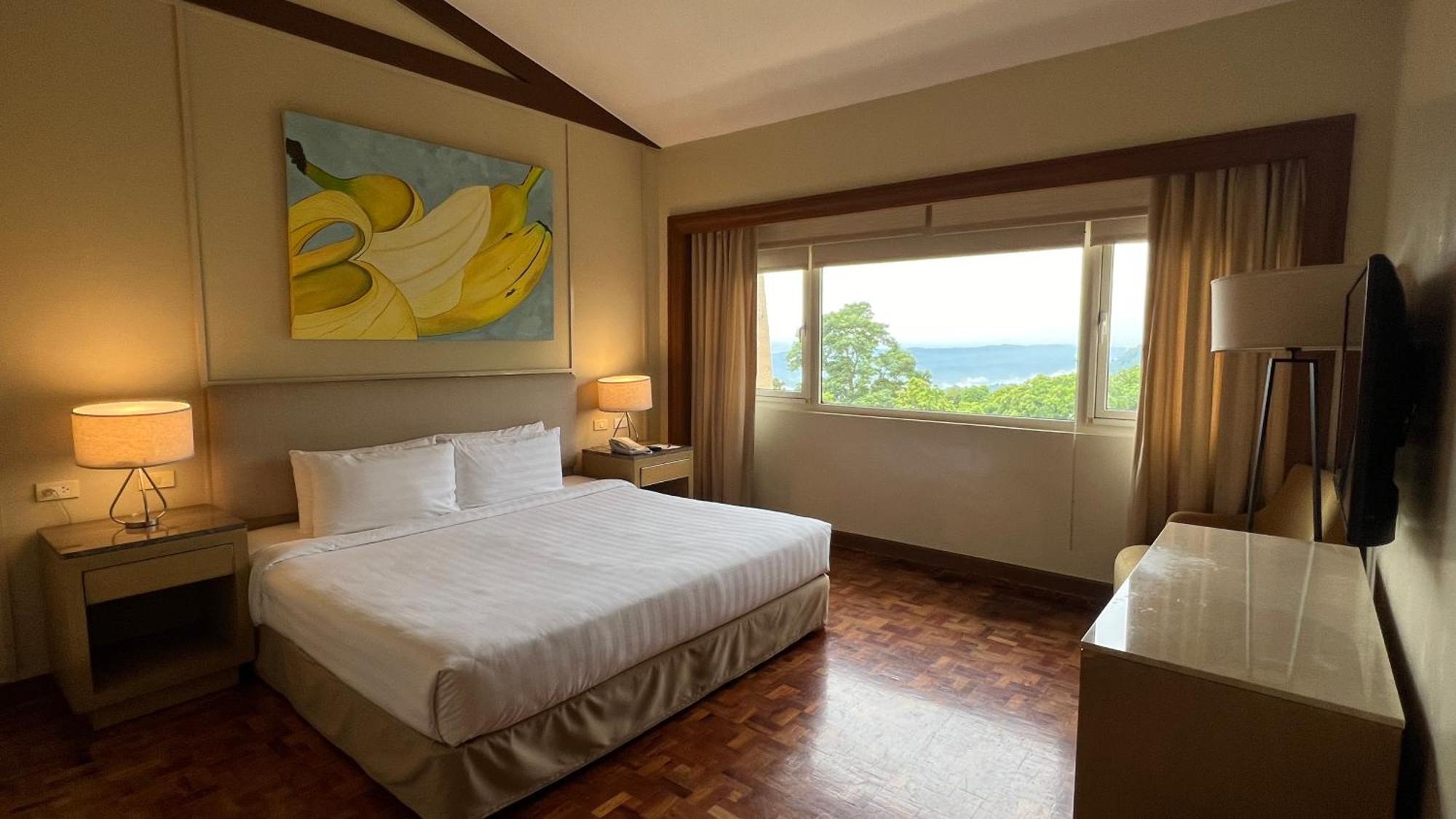 טגאיטאי Taal Vista Hotel מראה חיצוני תמונה A bedroom at the Shangri-La Hotel, Kuala Lumpur