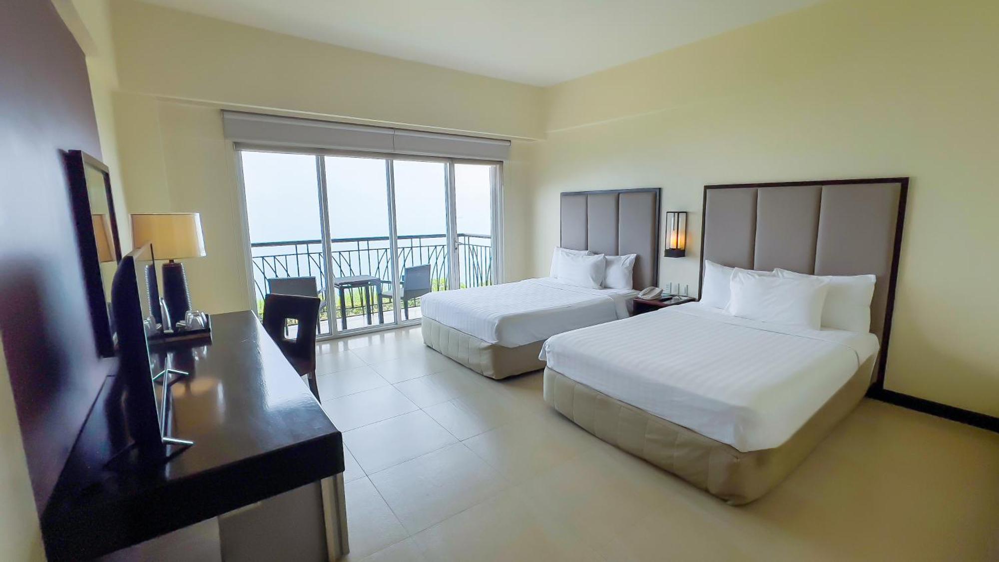 טגאיטאי Taal Vista Hotel מראה חיצוני תמונה Deluxe Ocean View