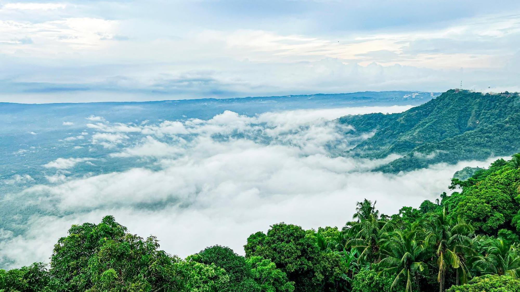 טגאיטאי Taal Vista Hotel מראה חיצוני תמונה View from the top of Mount Apo