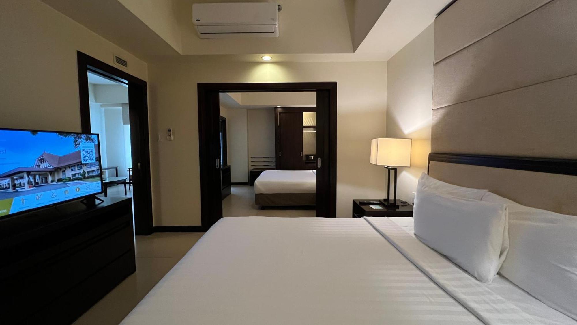 טגאיטאי Taal Vista Hotel מראה חיצוני תמונה A bedroom at the hotel