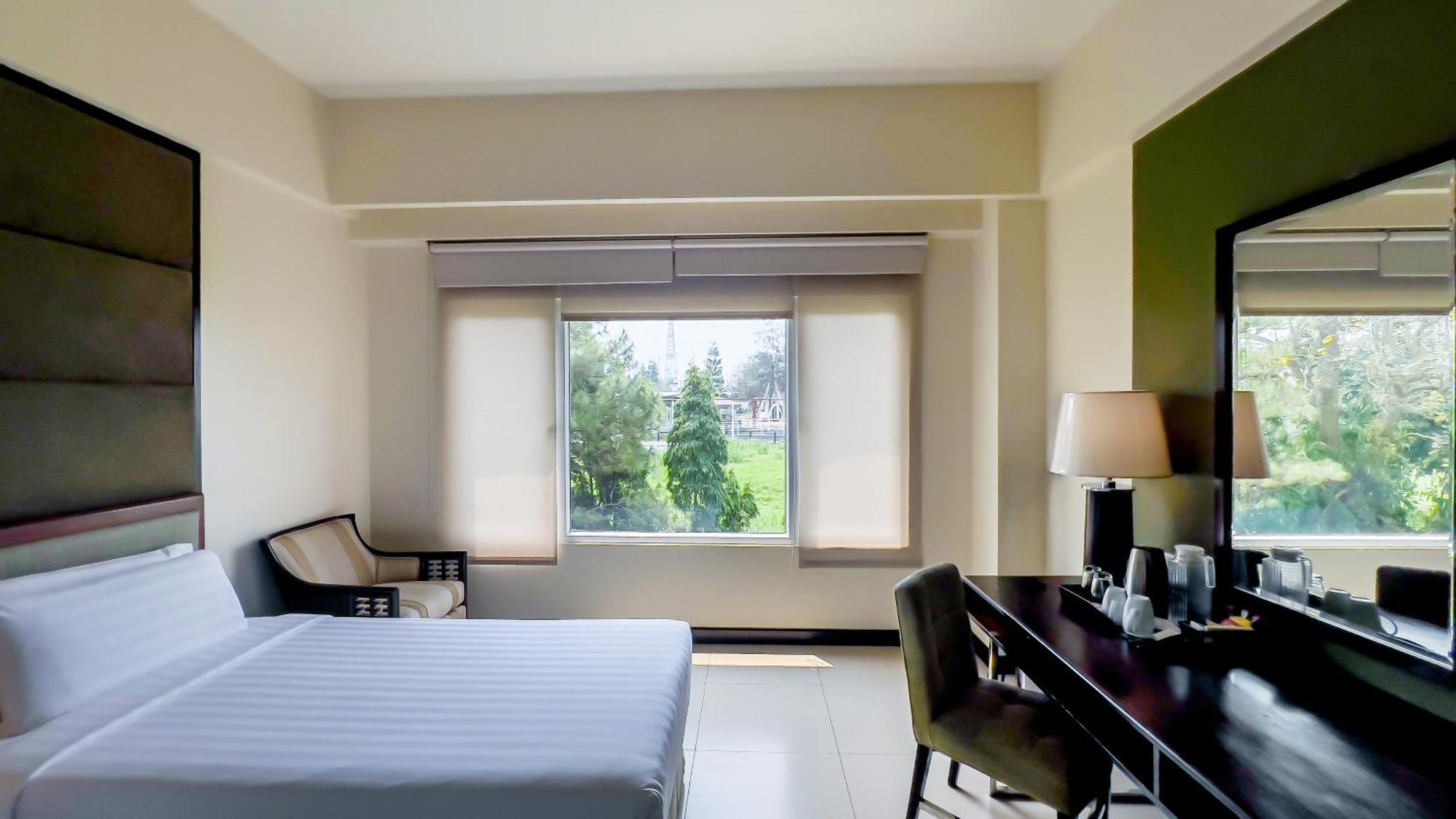 טגאיטאי Taal Vista Hotel מראה חיצוני תמונה A room at the hotel