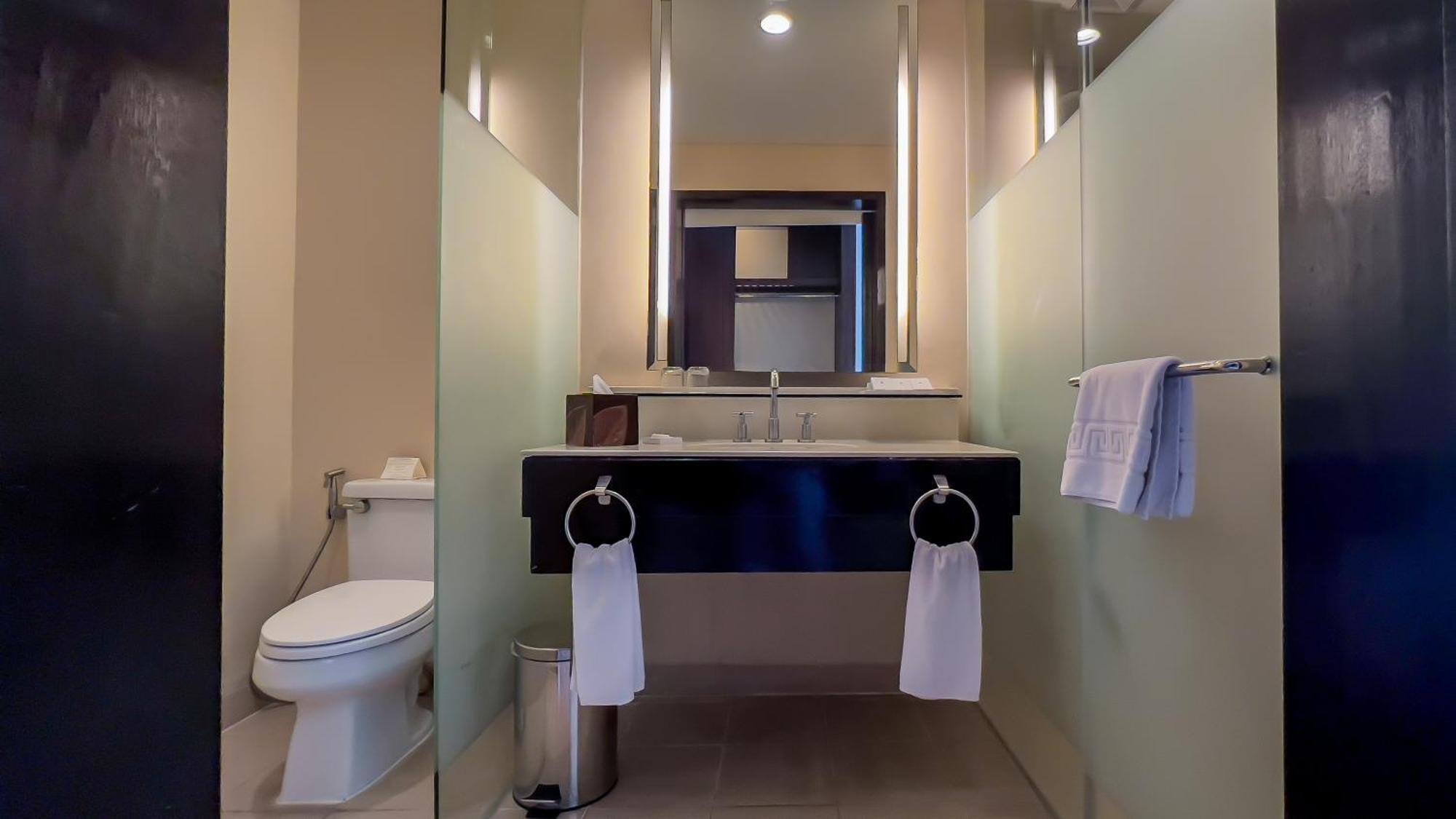 טגאיטאי Taal Vista Hotel מראה חיצוני תמונה Bathroom in a hotel
