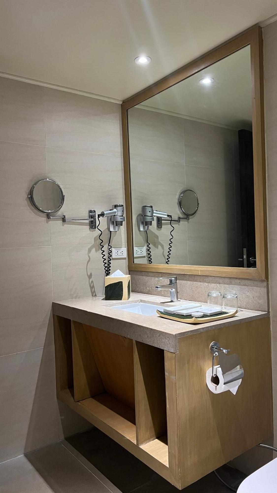 טגאיטאי Taal Vista Hotel מראה חיצוני תמונה A hair dryer mounted on a wall