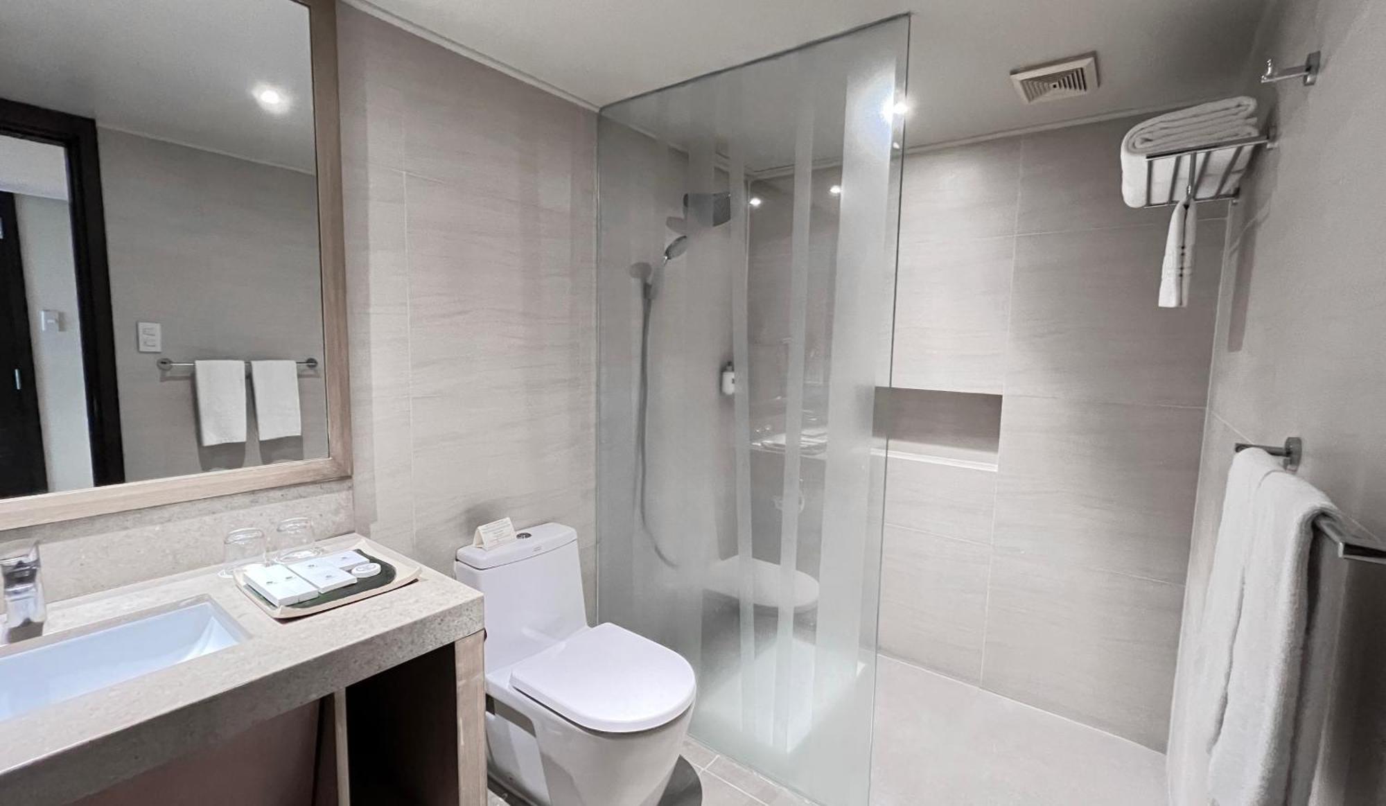 טגאיטאי Taal Vista Hotel מראה חיצוני תמונה A shower cubicle