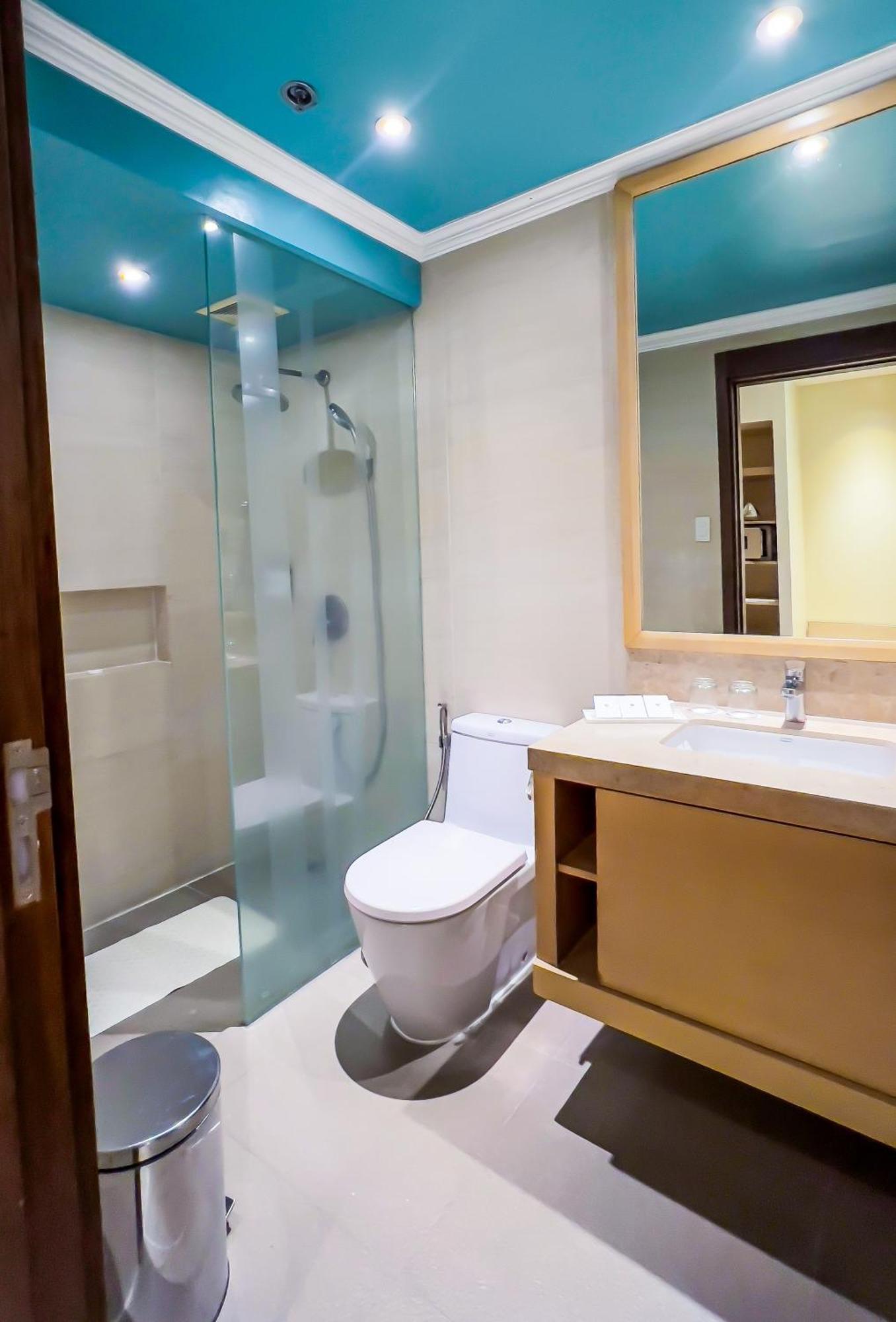 טגאיטאי Taal Vista Hotel מראה חיצוני תמונה A bathroom with a shower cubicle