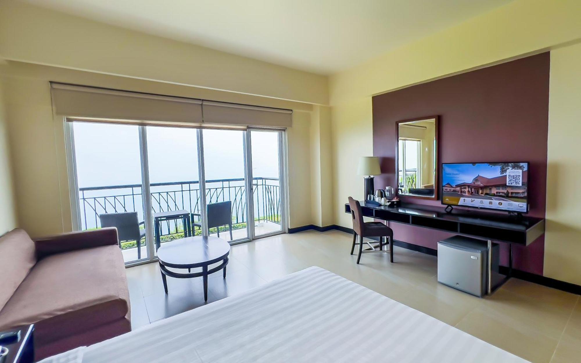 טגאיטאי Taal Vista Hotel מראה חיצוני תמונה Deluxe Ocean View