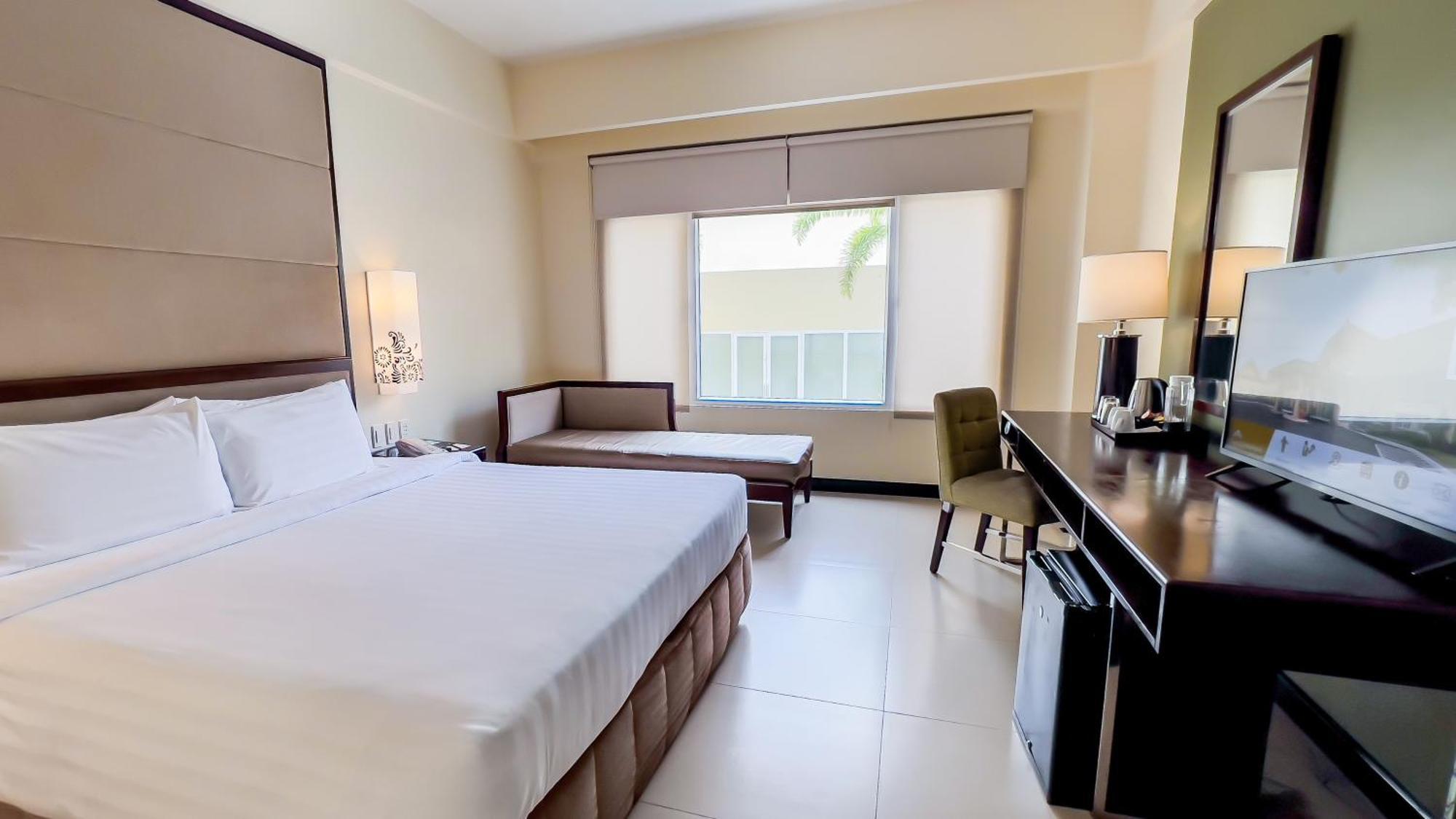 טגאיטאי Taal Vista Hotel מראה חיצוני תמונה A room at the hotel