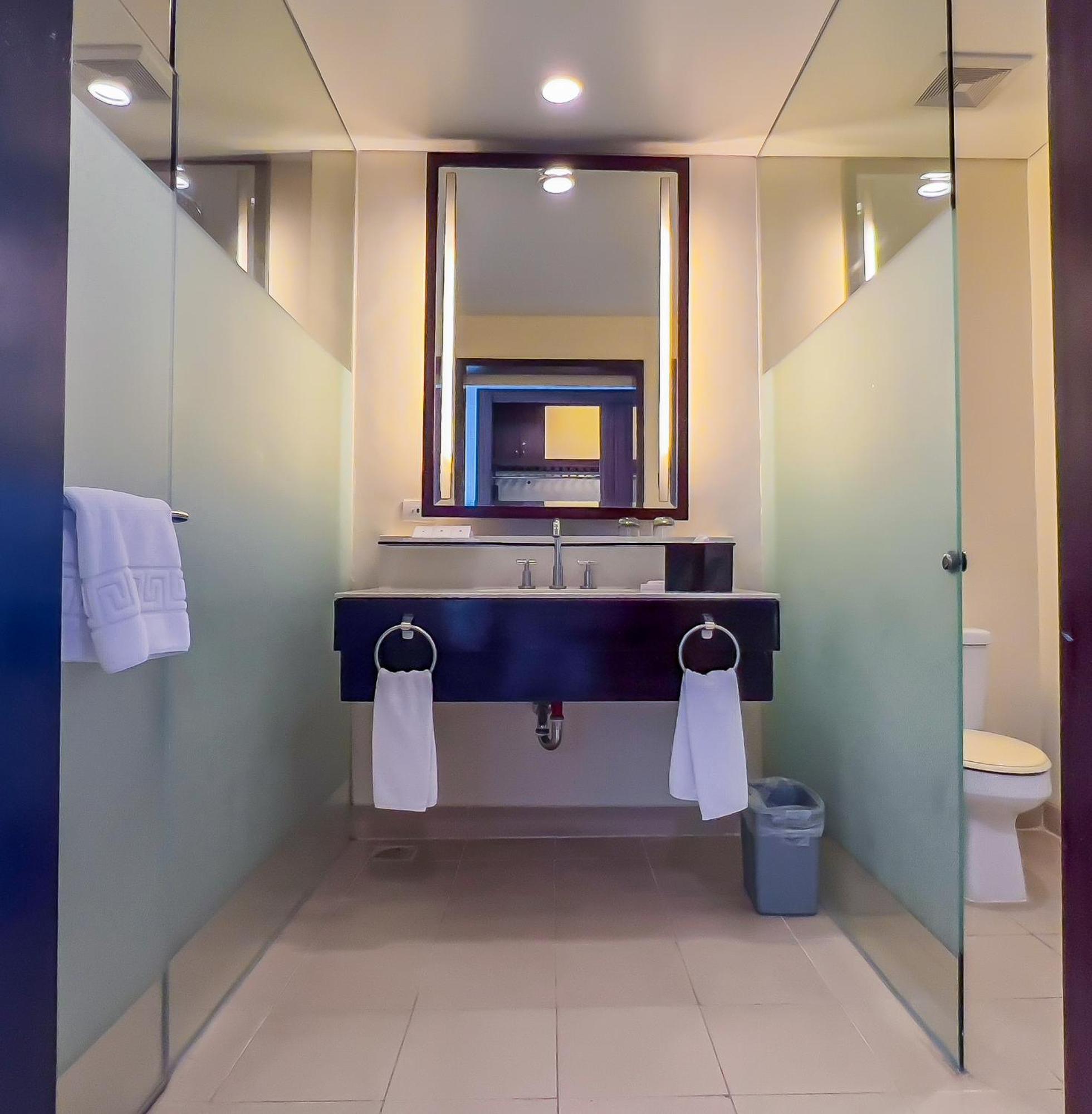 טגאיטאי Taal Vista Hotel מראה חיצוני תמונה A bathroom in a hotel