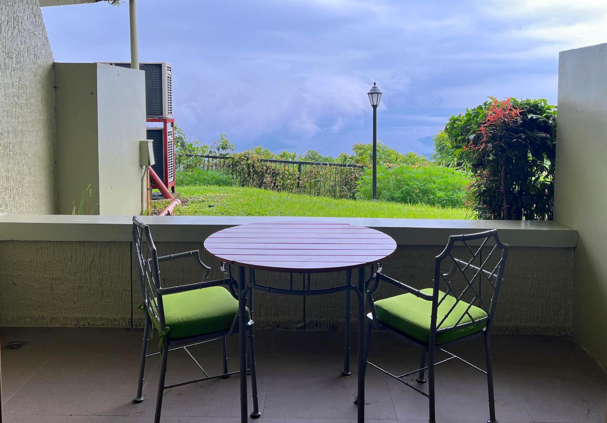 טגאיטאי Taal Vista Hotel מראה חיצוני תמונה A balcony in a condominium