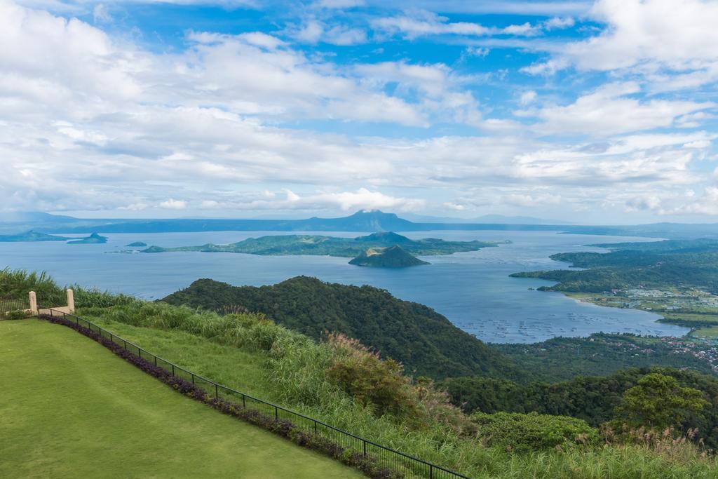 טגאיטאי Taal Vista Hotel מראה חיצוני תמונה View of Taal Volcano from Tagaytay