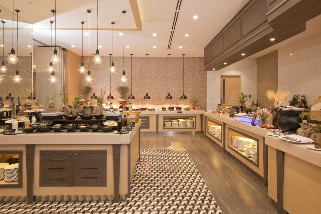 טגאיטאי Taal Vista Hotel מראה חיצוני תמונה The buffet at the hotel