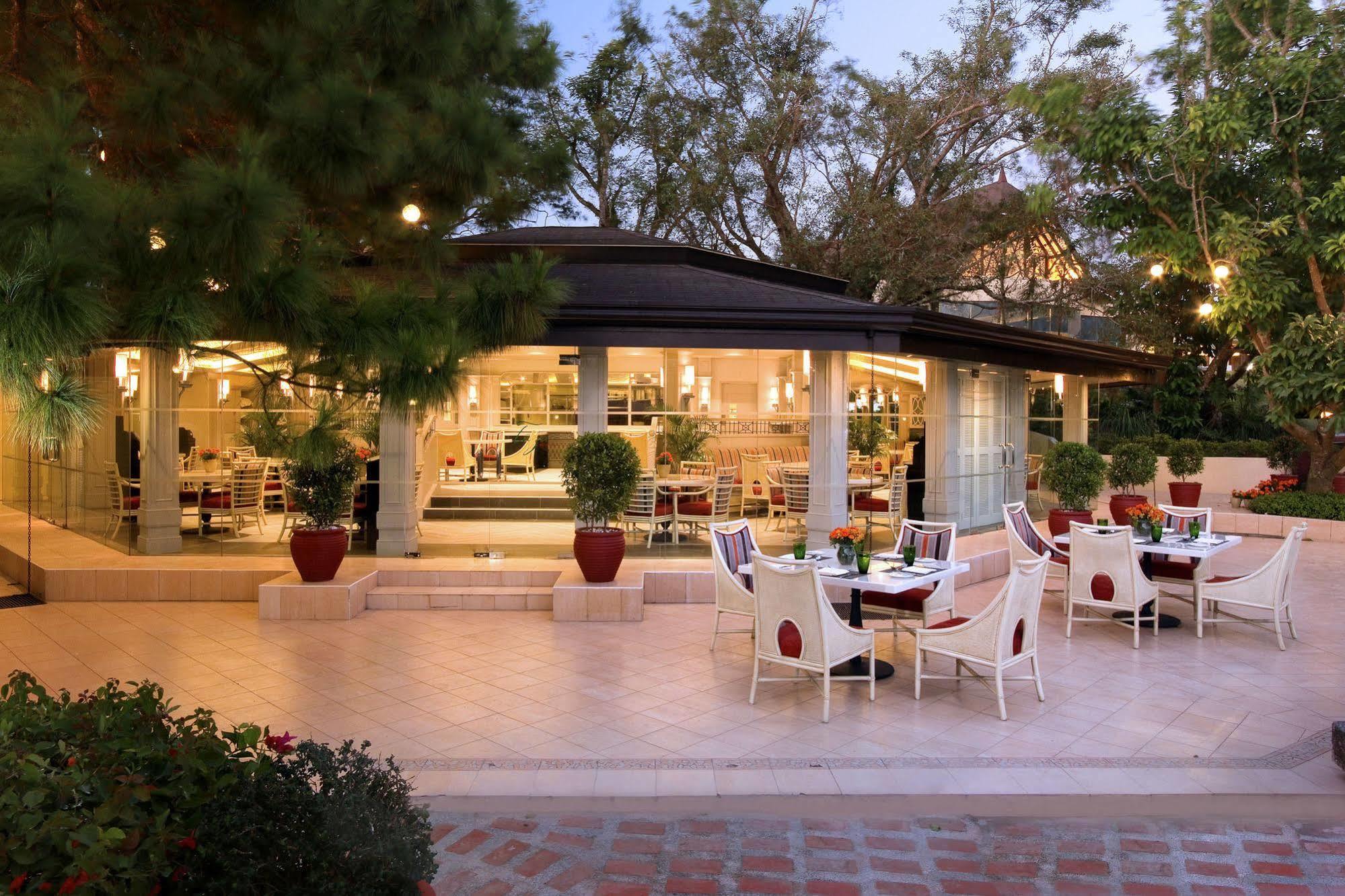 טגאיטאי Taal Vista Hotel מראה חיצוני תמונה The outdoor dining area at the hotel