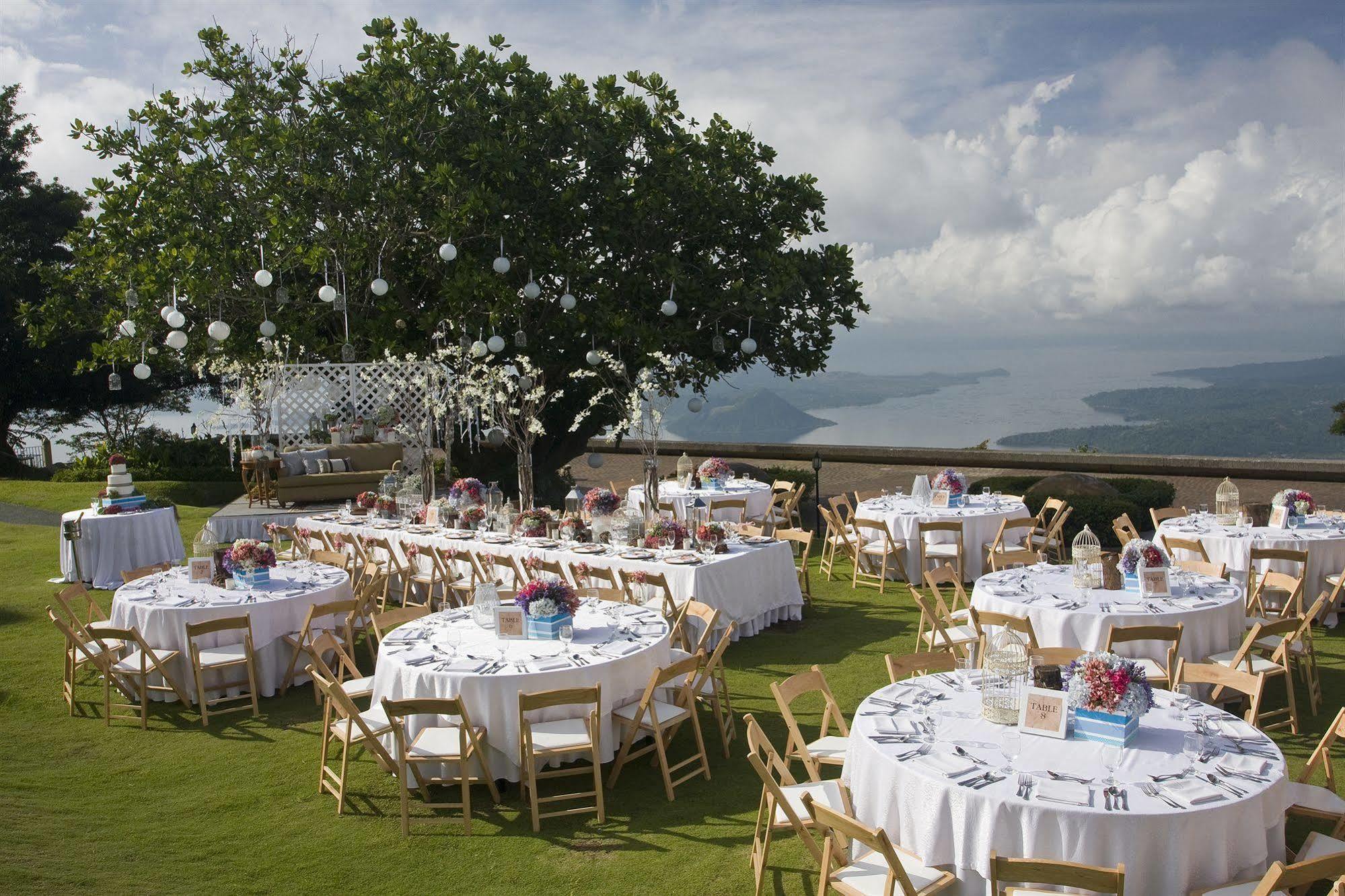 טגאיטאי Taal Vista Hotel מראה חיצוני תמונה The lawn at the Shangri-La Hotel, Manila