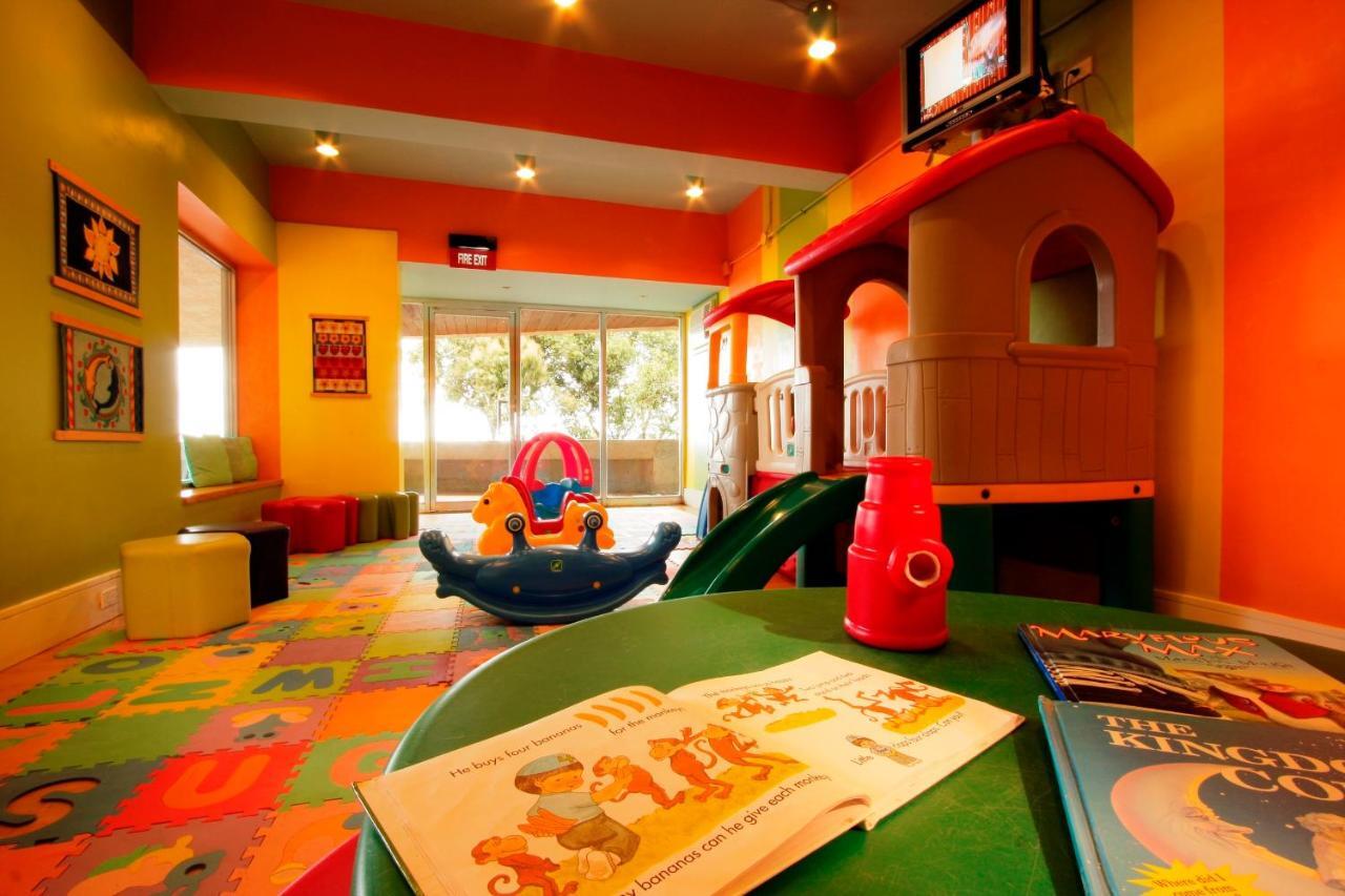 טגאיטאי Taal Vista Hotel מראה חיצוני תמונה A children's area at a hotel